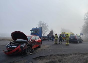 Zderzenie trzech pojazdów, dwie osoby ranne