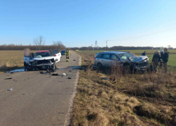 Zderzenie czołowe aut. Dwie osoby w szpitalu