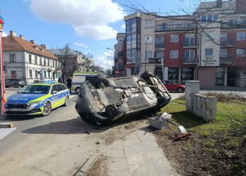 Dachowanie w Płocku. Ranne 3-letnie dziecko