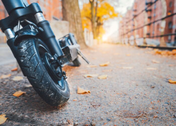 Na hulajnodze elektrycznej z promilami. Niemal zderzył się z autem straży miejskiej