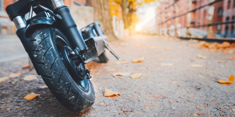 Na hulajnodze elektrycznej z promilami. Niemal zderzył się z autem straży miejskiej