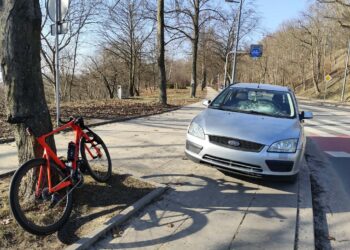 Zderzenie osobówki i rowerzysty. Jedna osoba w szpitalu