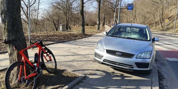 Zderzenie osobówki i rowerzysty. Jedna osoba w szpitalu