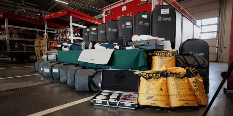 Strażacy otrzymali cenne wyposażenie i samochód specjalny