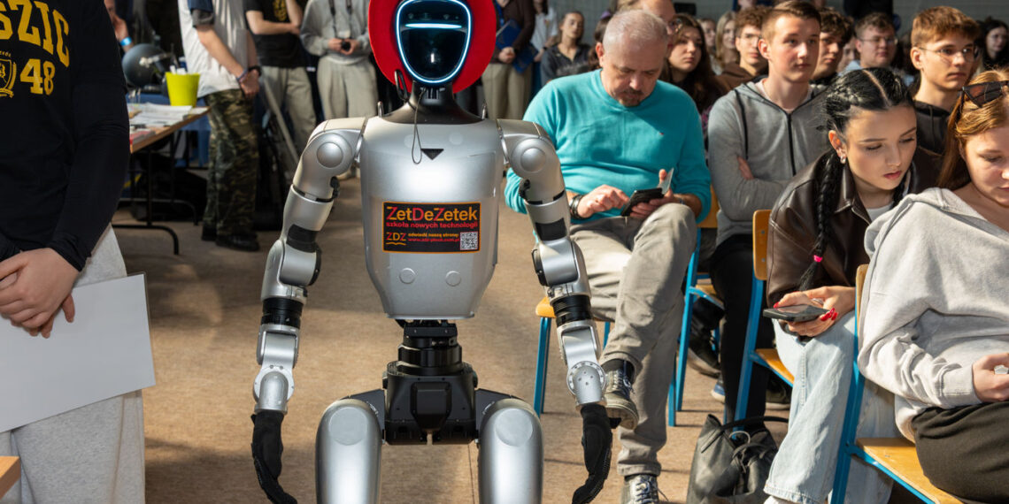 Pytali o studia, zawody i przyszłość. A uśmiech wywołał… robot