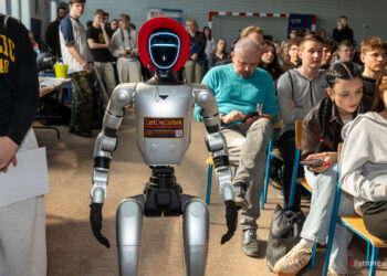 Pytali o studia, zawody i przyszłość. A uśmiech wywołał… robot