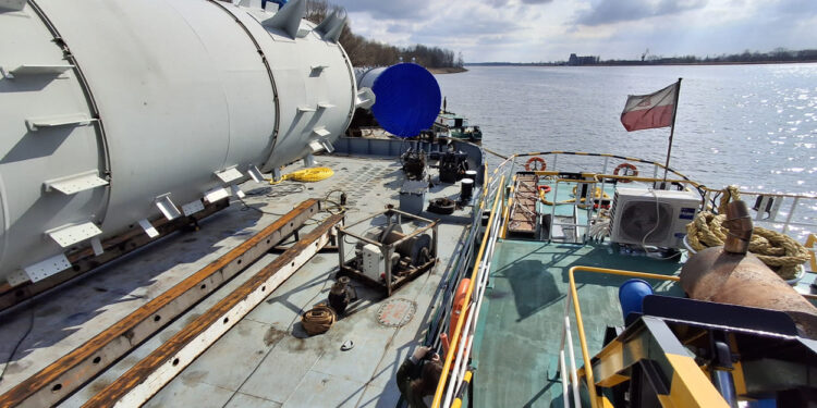 Kolosalny ładunek przypłynął do Płocka [FILM, ZDJĘCIA]