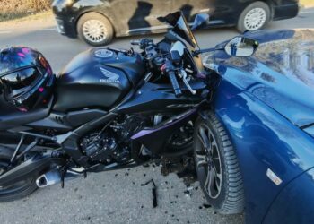 Zderzenie auta z motocyklem. Jedna osoba ranna
