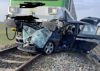 Tragedia na torach. Jedna osoba nie żyje po zderzeniu szynobusu z osobówką