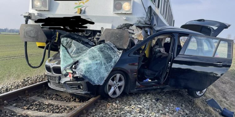 Tragedia na torach. Jedna osoba nie żyje po zderzeniu szynobusu z osobówką