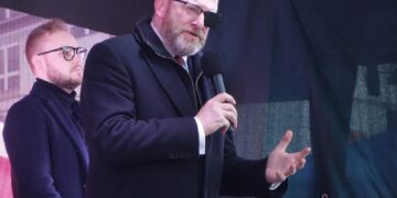 Grzegorz Braun w Płocku: „To eurokołchoz”. Przeciwnicy: „Auschwitz nie spadło z nieba”