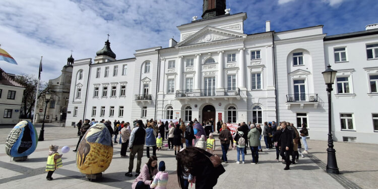 Demonstracja rodziców i dzieci w Płocku