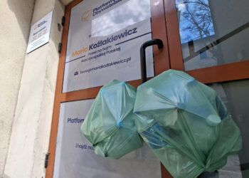 Worki śmieci zawisły na drzwiach biura poselskiego. Dlaczego?