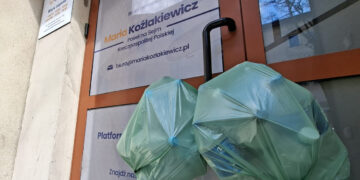 Worki śmieci zawisły na drzwiach biura poselskiego. Dlaczego?
