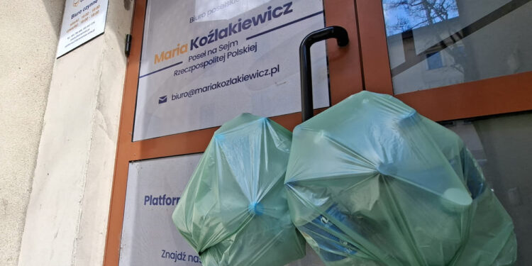 Worki śmieci zawisły na drzwiach biura poselskiego. Dlaczego?