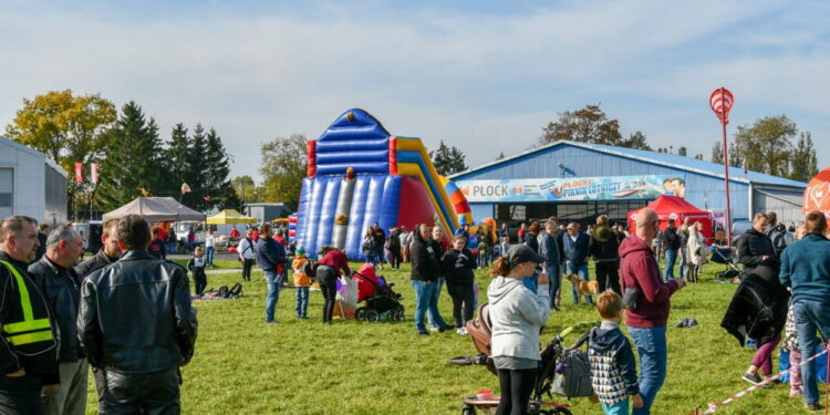 Charytatywny piknik na płockim lotnisku