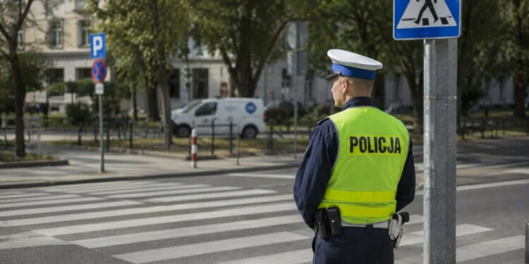 Policjanci ostrzegają pieszych i rowerzystów