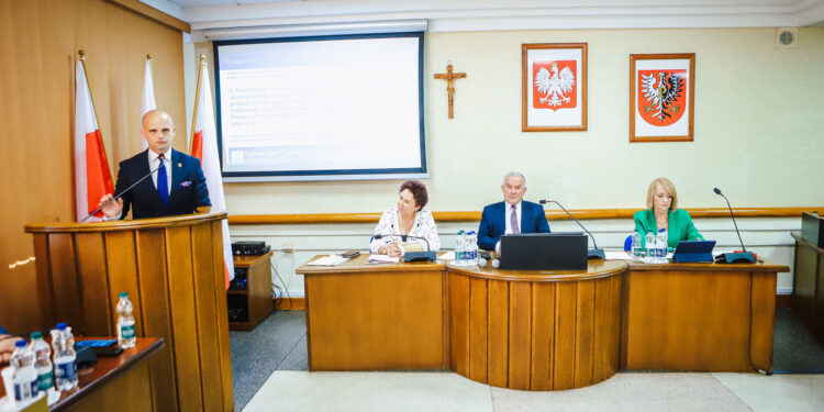 Jednogłośne absolutorium dla Zarządu Powiatu Płockiego. „To był rok przełomowych inwestycji”