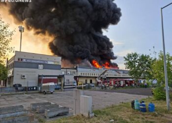Ogromny pożar w Płocku. Czarny dym unosi się nad miastem [FILM, FOTO]