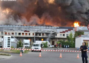Pożar hali: zamknięte ulice, ewakuacja części mieszkańców