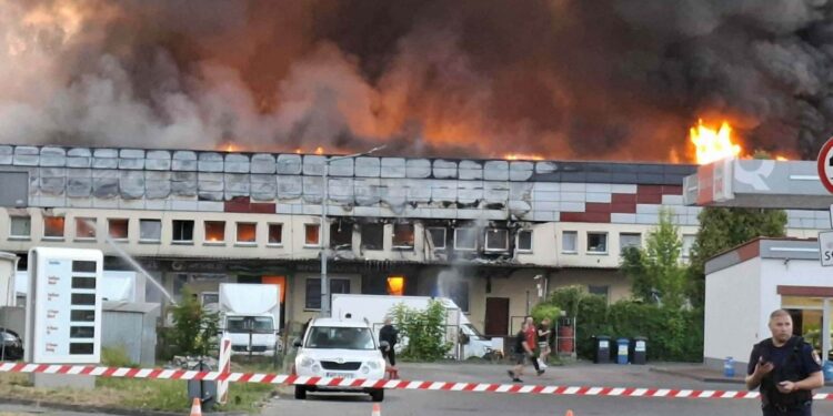 Pożar hali: zamknięte ulice, ewakuacja części mieszkańców