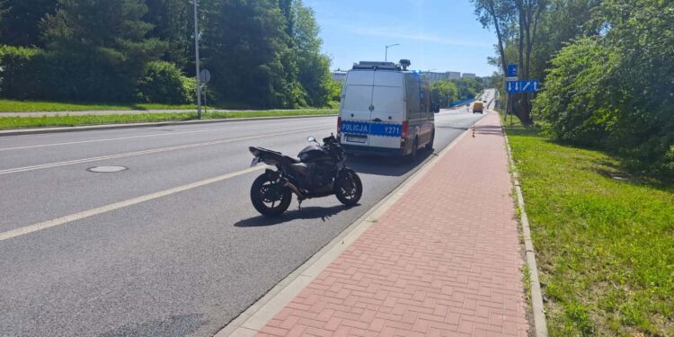 Zderzenie motocyklisty z osobówką. Ranna jedna osoba