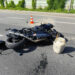 Motocykl uderzył w dwa auta w Płocku