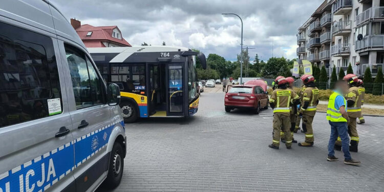 Zderzenie samochodu z autobusem w Płocku