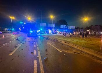 Zderzenie dwóch aut na „dzwonie”. Jedna osoba trafiła do szpitala