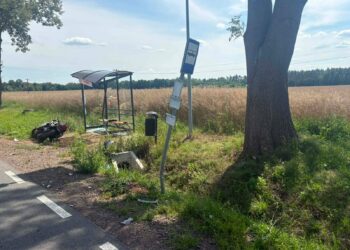 Motocyklista uderzył w przystanek. Droga całkowicie zablokowana