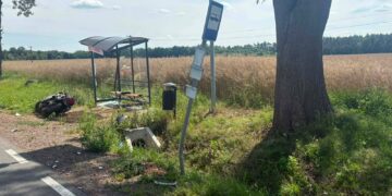 Motocyklista uderzył w przystanek. Droga całkowicie zablokowana