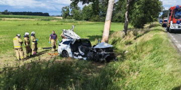 Trzy osoby w szpitalu i zablokowana DK 60 po zderzeniu [AKTUALIZACJA]