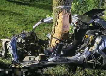 Auto wypadło z drogi. Jedna osoba zginęła