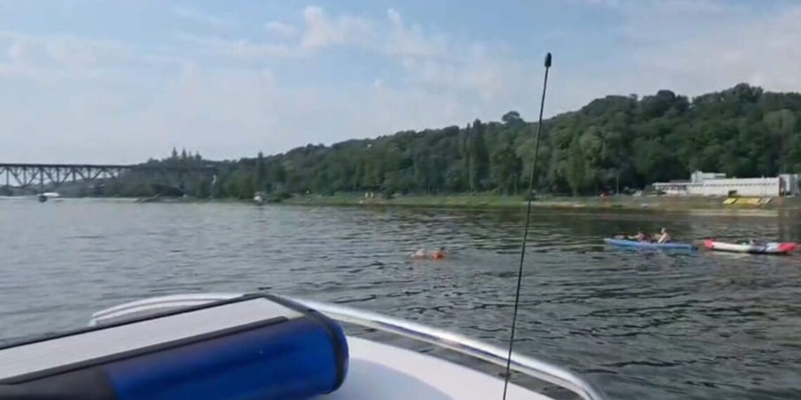 Pokonał wpław Płock i płynie dalej