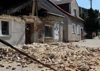 Zawalił się budynek. Fragmenty spadły na ulicę
