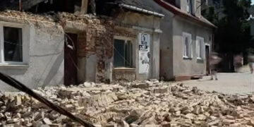 Zawalił się budynek. Fragmenty spadły na ulicę